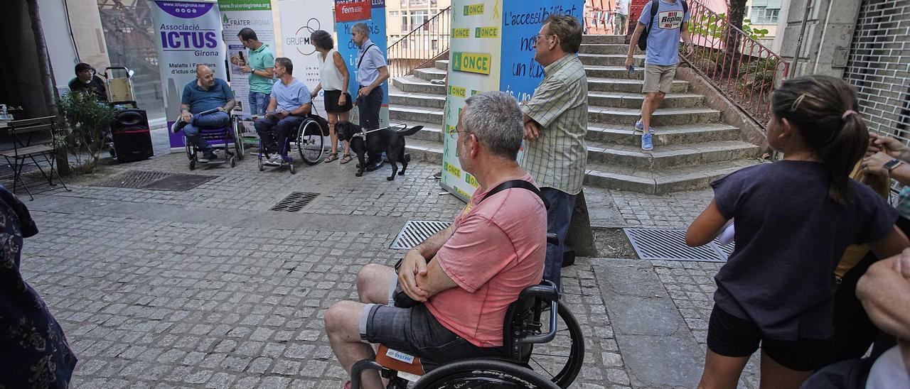 Presentació de las taula de l&#039;accessibilitat en un pont sense rampa per pujar-hi.