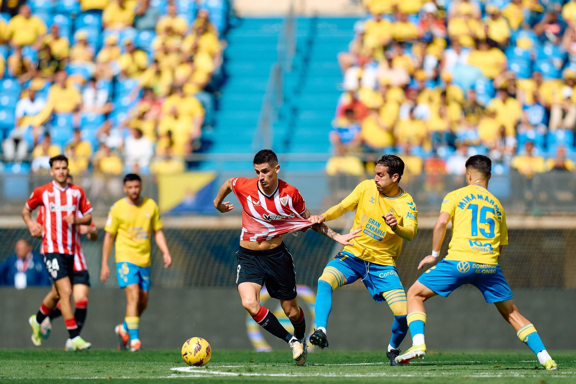 Oihan Sancet of Athletic Club competes for the ball with Jose Campana of UD Las Palmas during the Spanish league, La Liga EA Sports, football match played between UD Las Palmas and Athletic Club at Estadio Gran Canaria on March 10, 2024, in Las Palmas de Gran Canaria, Spain. AFP7 10/03/2024 ONLY FOR USE IN SPAIN / Gabriel Jimenez / AFP7 / Europa Press;2024;SOCCER;Sport;ZSOCCER;ZSPORT;UD Las Palmas v Athletic Club - La Liga EA Sports;