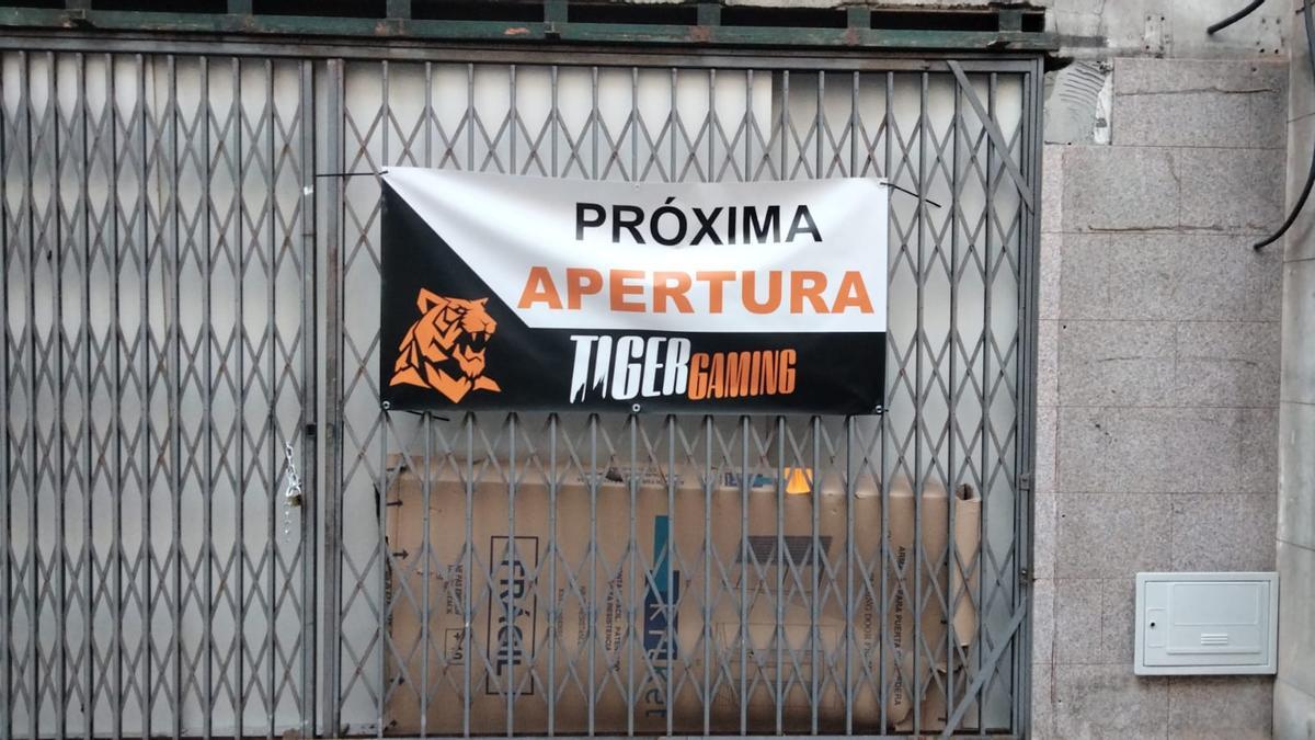 Bajo con el cartel que anuncia la apertura de un salón de juego