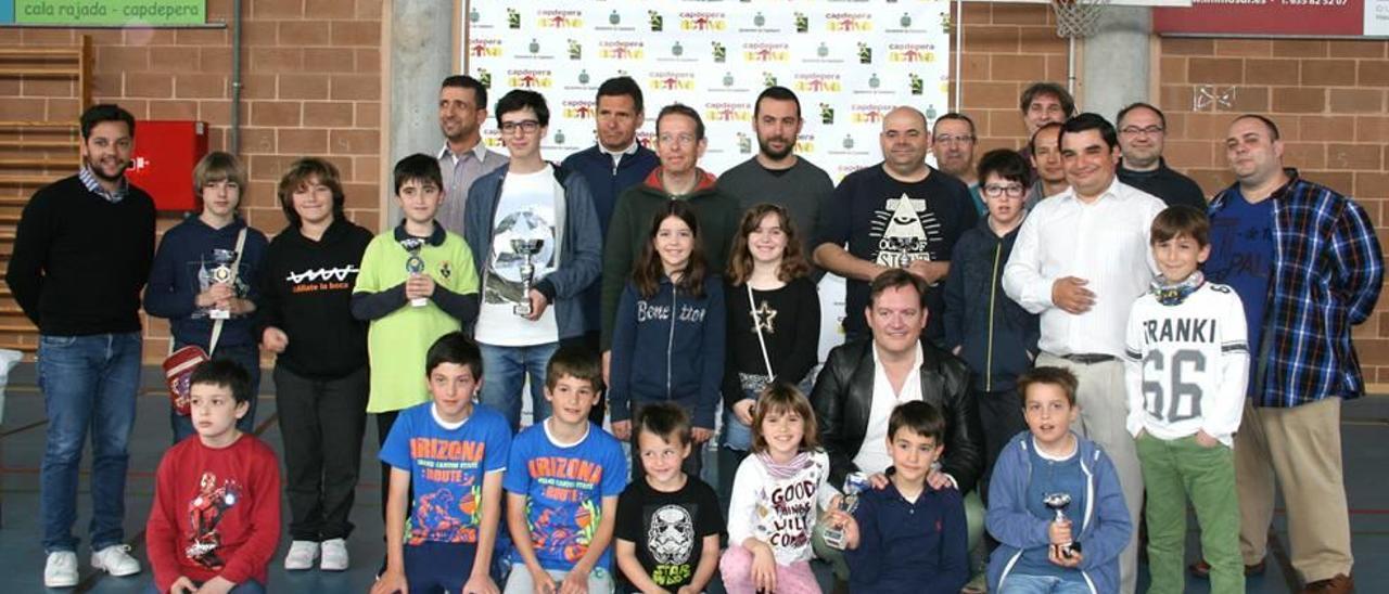 Foto de familia de los participantes en el torneo de rápidas de Capdepera.