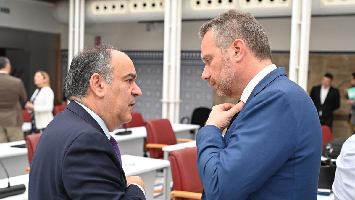 Joaquín Segado (d), hablando con Francisco Carrera este miércoles en la Asamblea.