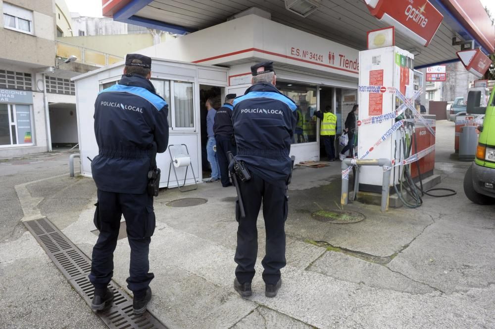 Oleiros desaloja la gasolinera de Santa Cruz