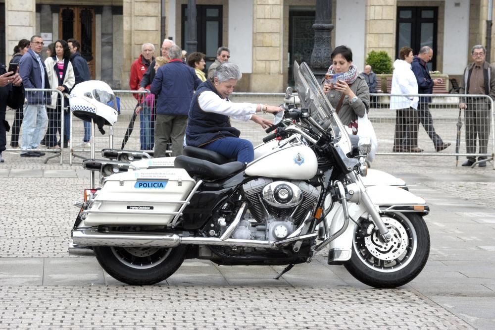 26 agentes reciben la medalla de permanencia por sus 30 años de servicio, funcionarios del cuerpo jubilados durante el 2016 fueron condecorados y otros 6, medalla a la trayectoria profesional ejemplar