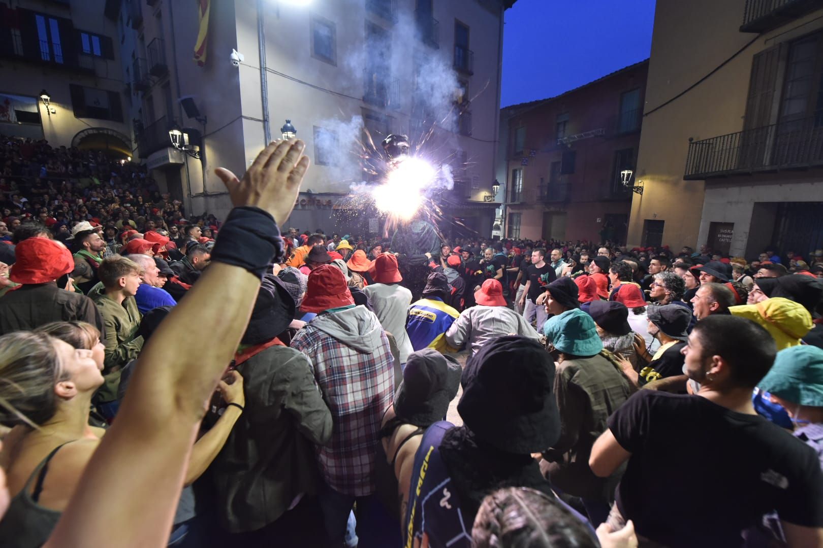 Berga inicia el passacarrers del vespre de Patum enmig d'una gran cridòria