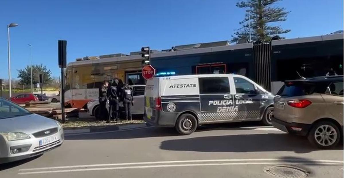 El tranvía y el coche contra el que ha colisionado
