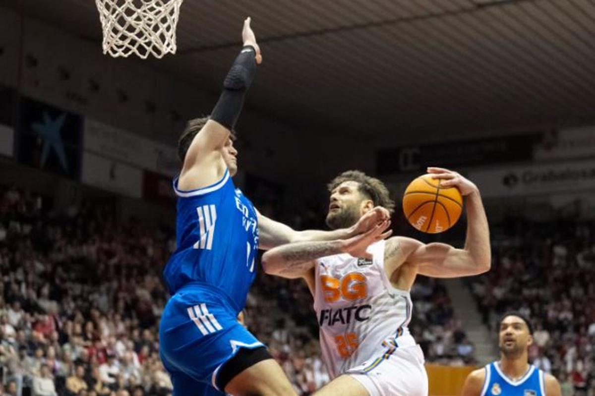 Nikola Maric en un intent de llançament davant un rival del Madrid