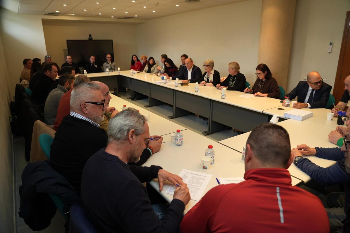 Firma del convenio cerámico entre paronal y sindicatos, este viernes en la sede de Ascer