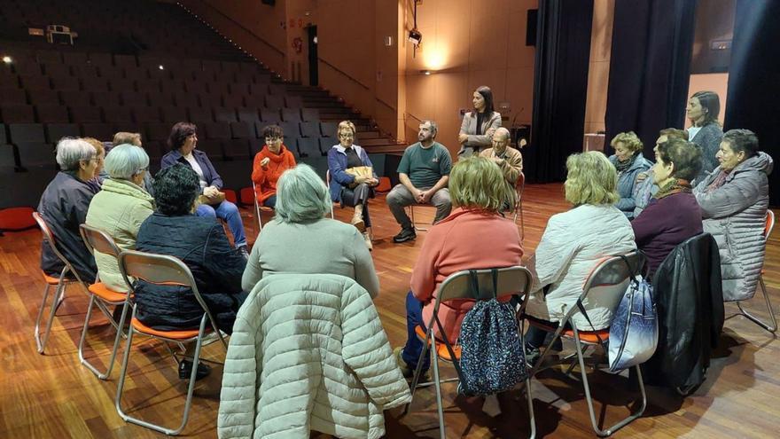 Asistentes a la sesión de «Espellos íntimos», ayer, en Ribadumia. |  FdV