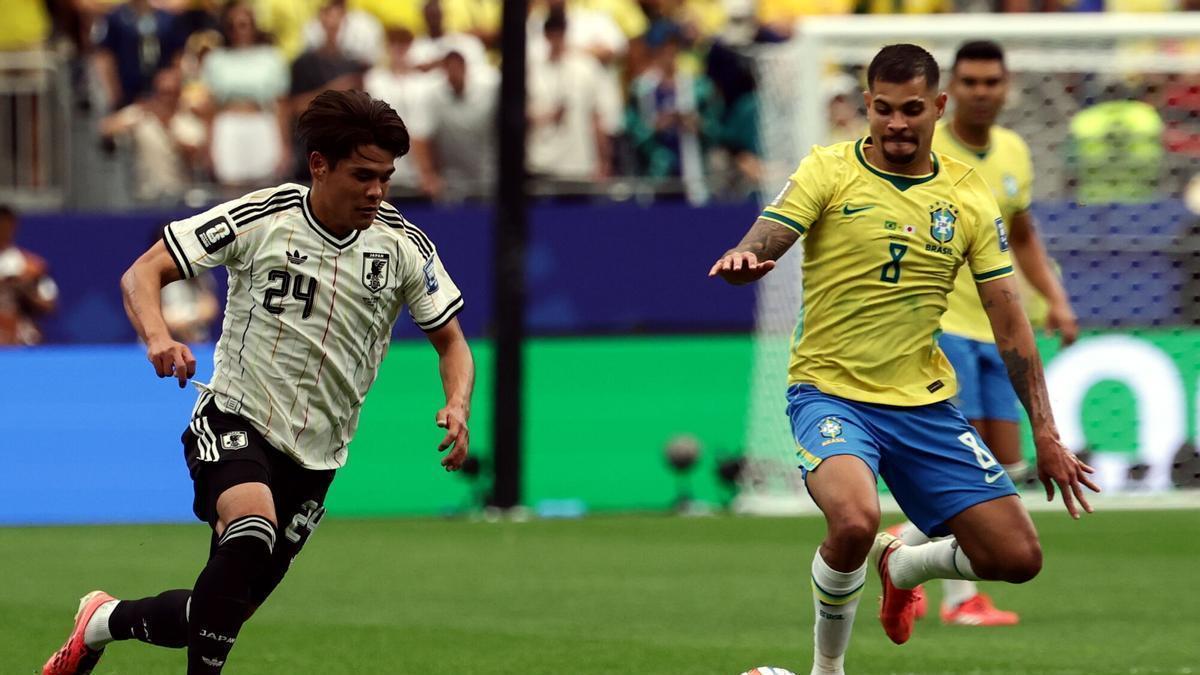 Kaishu Sano y Bruno Guimaraes durante el Brasil Japón del Mundial 2026