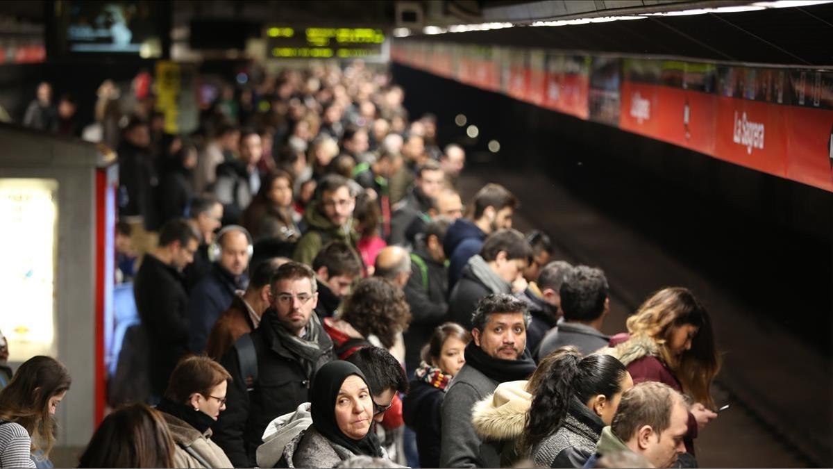 Aglomeraciones en el metro de Barcelona por la huelga feminista