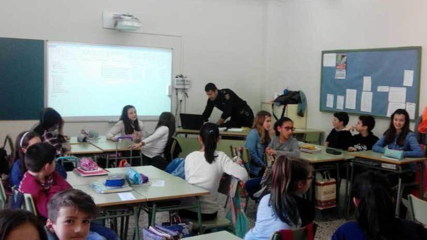 Alumnos del colegio de Blimea, durante la charla.