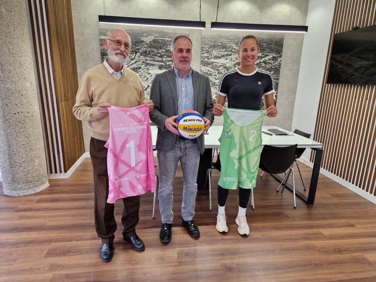 El alcalde de Sant Joan, Santi Román, el presidente de la FVBCV, Arturo Ruiz, y Eszter Nagy, jugadora húngara.