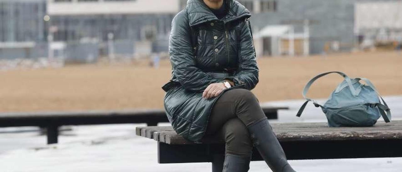 Flor González, en la playa de Poniente de Gijón.