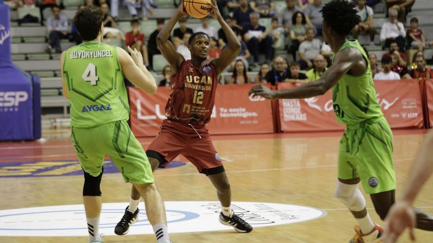 Thad McFadden, jugador del UCAM Murcia, ante el Tofas Bursa en el Palacio.  | JUAN CARLOS CAVAL