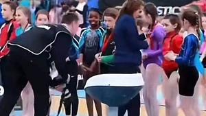 Indignació per les imatges d’una nena negra a qui se li denega una medalla de gimnàstica