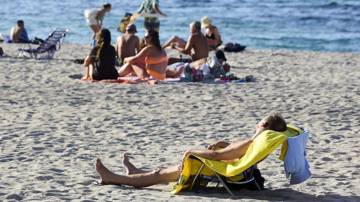 Bañistas en la playa de Riazor.