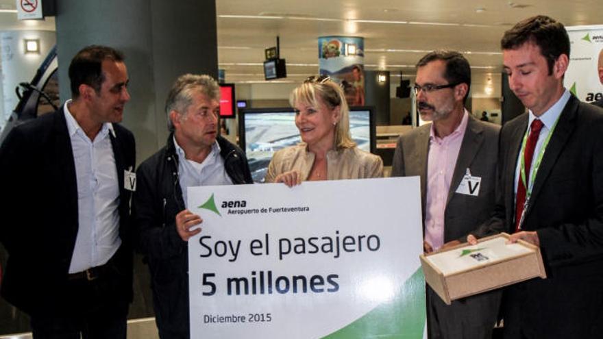 La turista alemana Katja Groppel junto a las autoridades insulares al llegar al aeropuerto majorero, ayer.