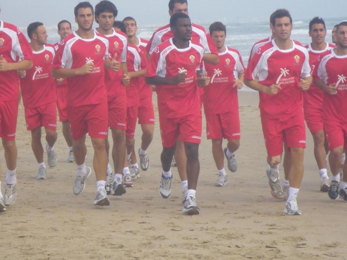 Sesión de pretemporada sobre la playa del Elche en Oliva