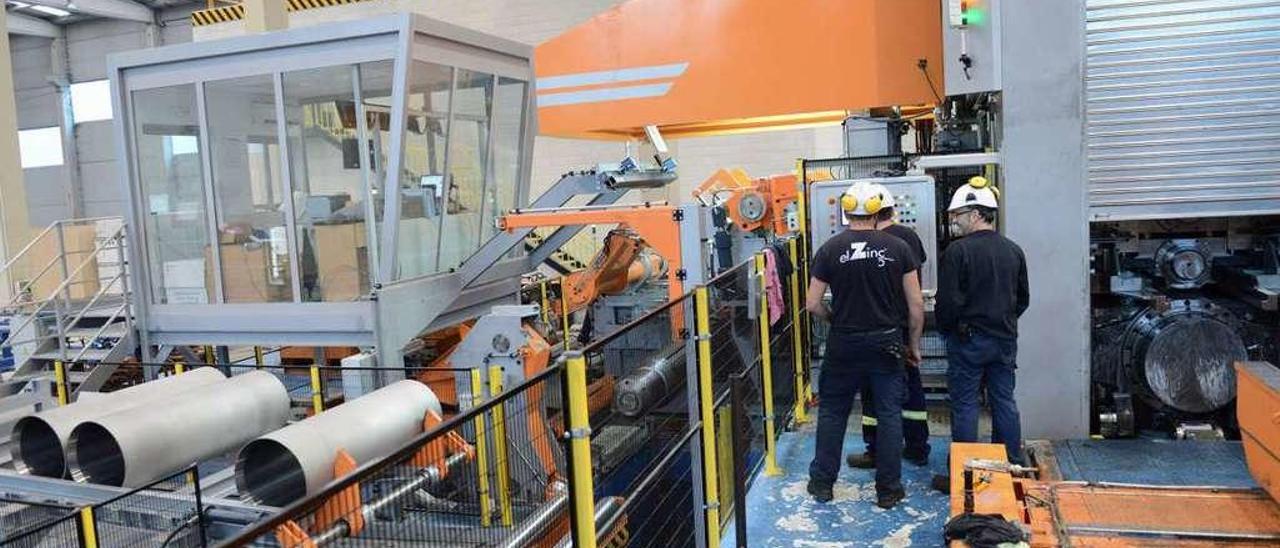 Operarios trabajando en el interior de la fábrica de Asturiana de Laminados, en Villallana.