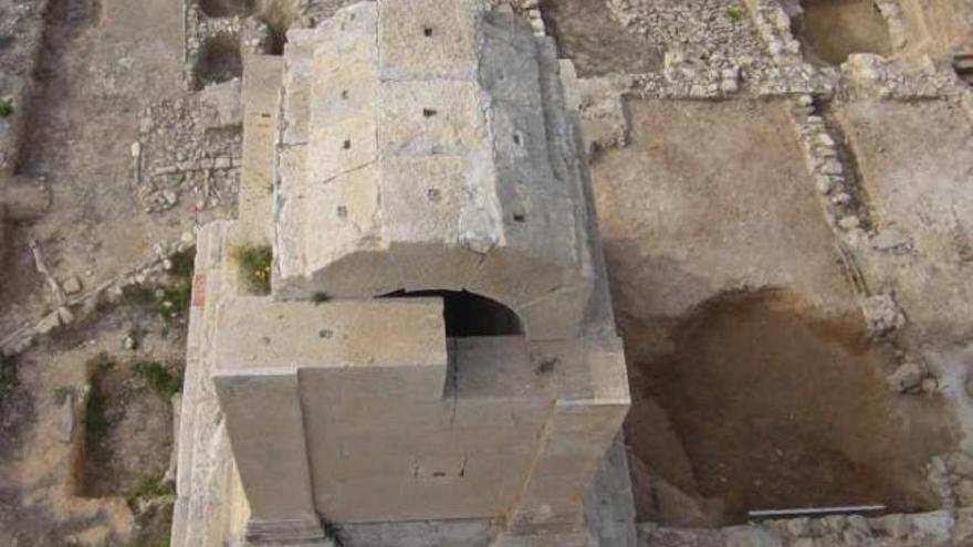 Vista del estado actual de la bóveda de la torre y las excavaciones al norte del monumento.