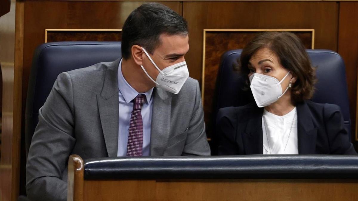 GRAF4018  MADRID  14 04 2021 - El presidente del Gobierno  Pedro Sanchez (i) conversa con la vicepresidenta primera del Gobierno  Carmen Calvo (d) durante la sesion de este miercoles en el Congreso donde el gobierno defendera el Plan de Recuperacion  Transformacion y Resiliencia de la economia para hacer frente a la crisis provocada por la pandemia de coronavirus y dispuesto a no prorrogar el estado de alarma mas alla del 9 de mayo  EFE Chema Moya