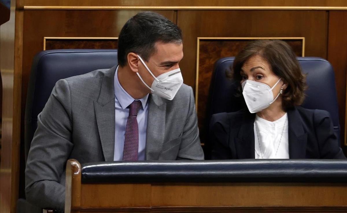 El Gobierno unificará la formación profesional educativa y de empleo. En la foto, Pedro Sánchez y Carmen Calvo en el Congreso.