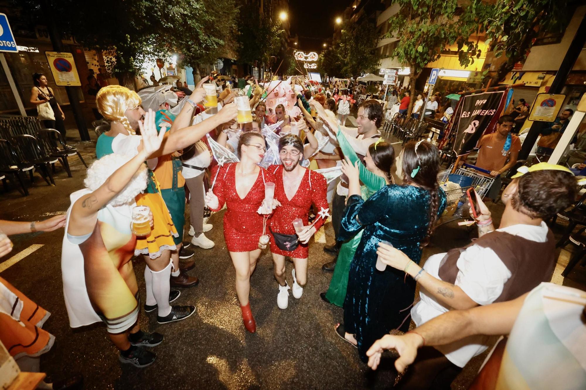 Disfraces pasados por agua en las Fiestas de Sant Joan