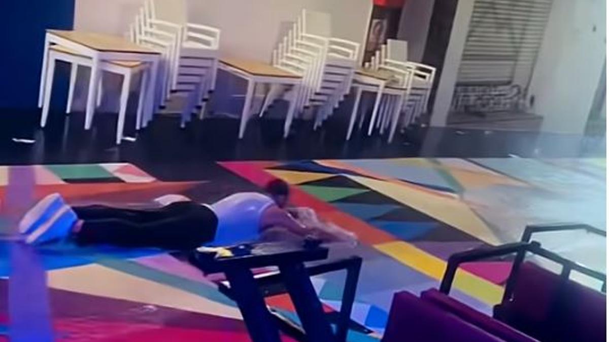 El hombre, deslizándose por el mural de Okuda