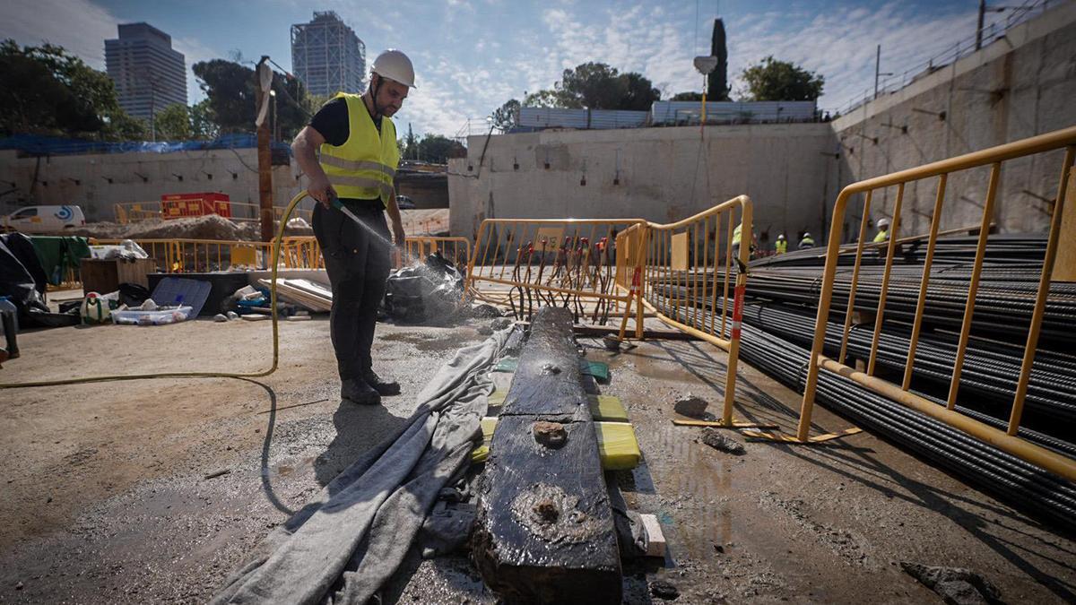Hallan una quilla de grandes dimensiones en el solar del antiguo Mercat del Peix en la Ciutadella