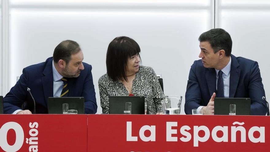 El presidente del Gobierno, Pedro Sánchez, junto al exministro y ex secretario de Organización del PSOE, José Luis Ábalos, y la presidenta del partido, Cristina Narbona, en una foto de archivo.