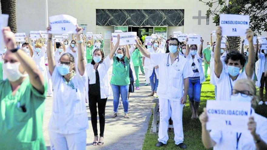 Los médicos se manifiestan en el exterior del HUC, en una fotografía de archivo, por la consolidación de sus puestos de trabajo.