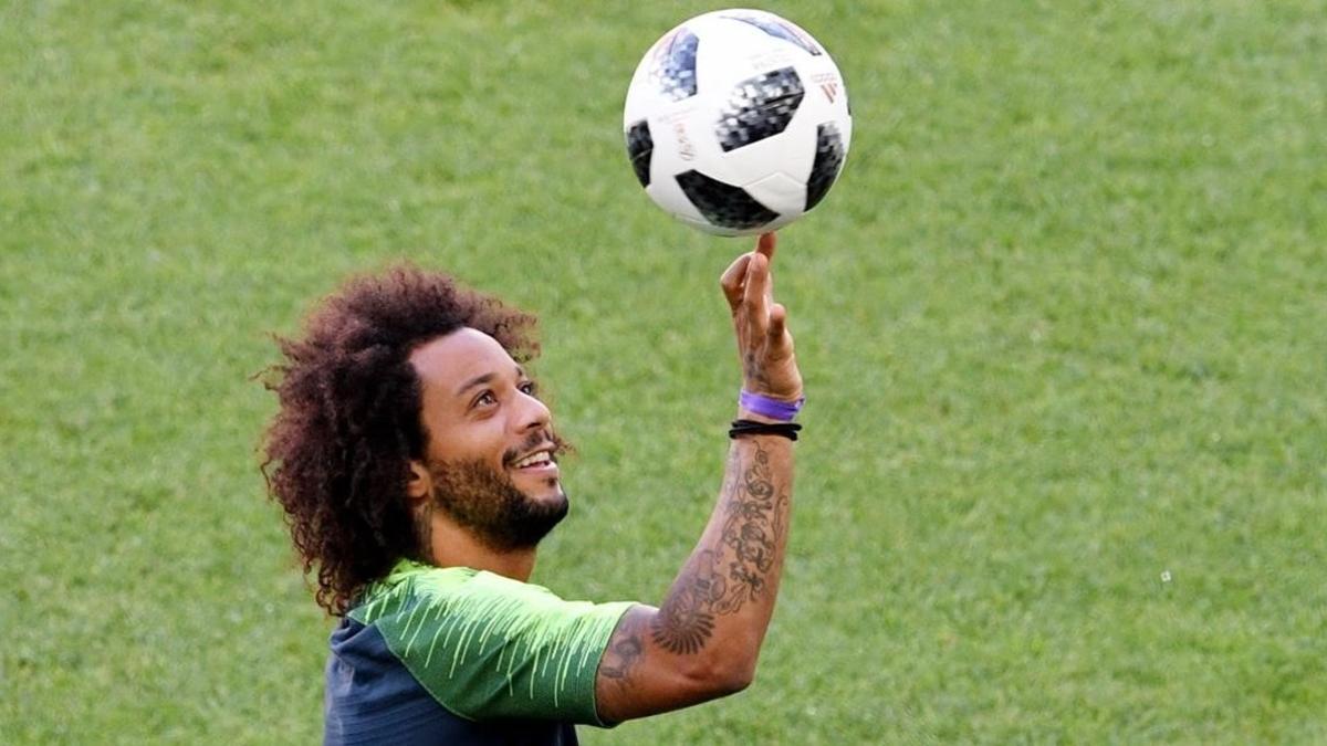 Marcelo juguetea con un balón antes del último entrenamiento previo al duelo ante Serbia.