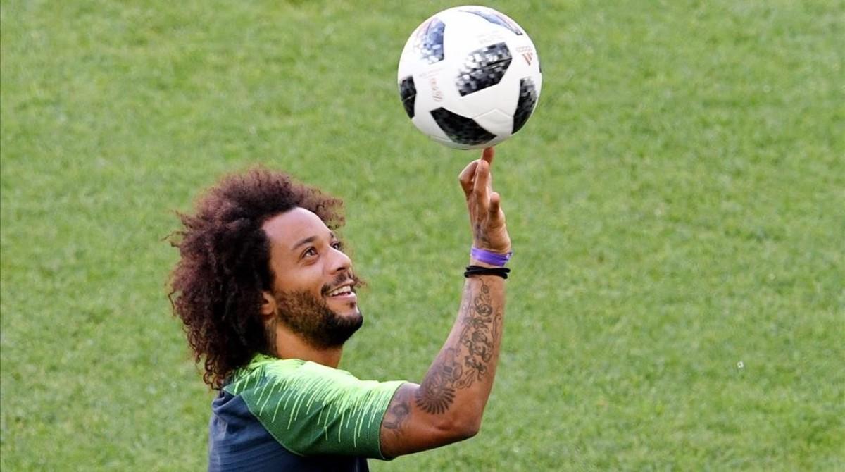Marcelo juguetea con un balón antes del último entrenamiento previo al duelo ante Serbia.