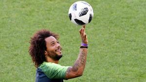 Marcelo juguetea con un balón antes del último entrenamiento previo al duelo ante Serbia. 