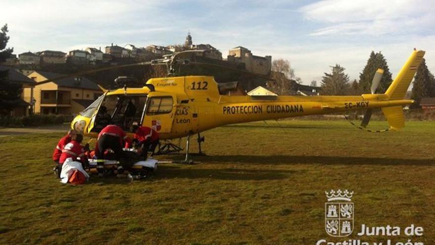 El helicóptero de rescate, aterrizando en Puebla de Sanabria.