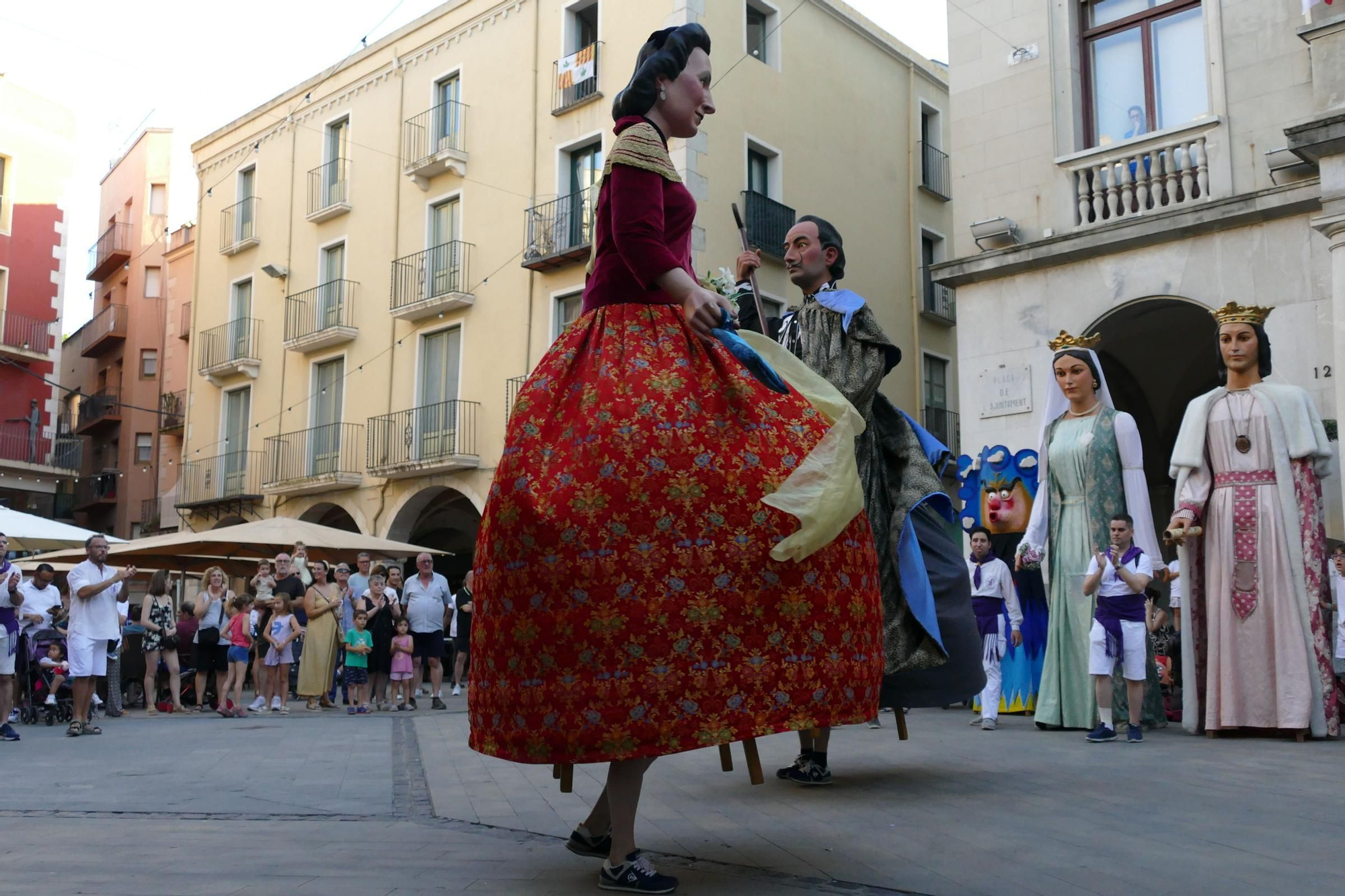 Els gegants de Figueres animen les Festes de Sant Pere amb el ball del seguici i una exposició