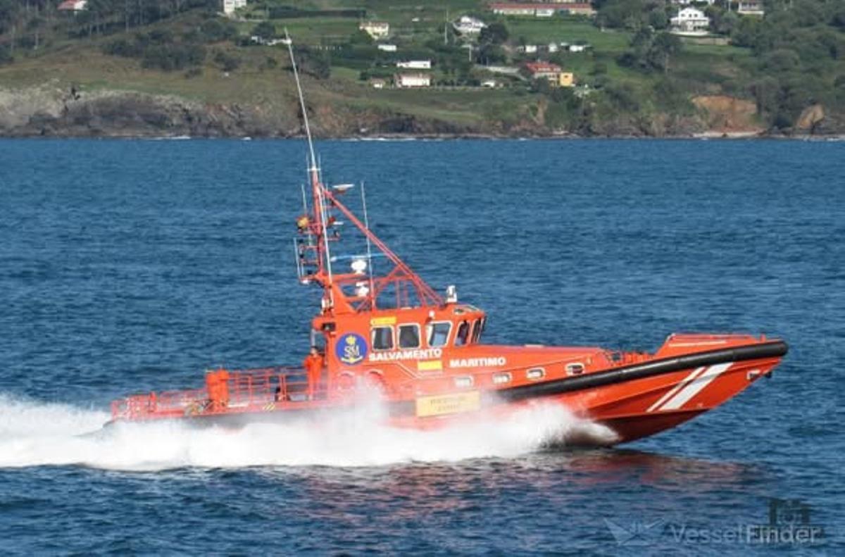 La 'Salvamar Betelgeuse' trasladó a los tres marineros al puerto de Malpica.