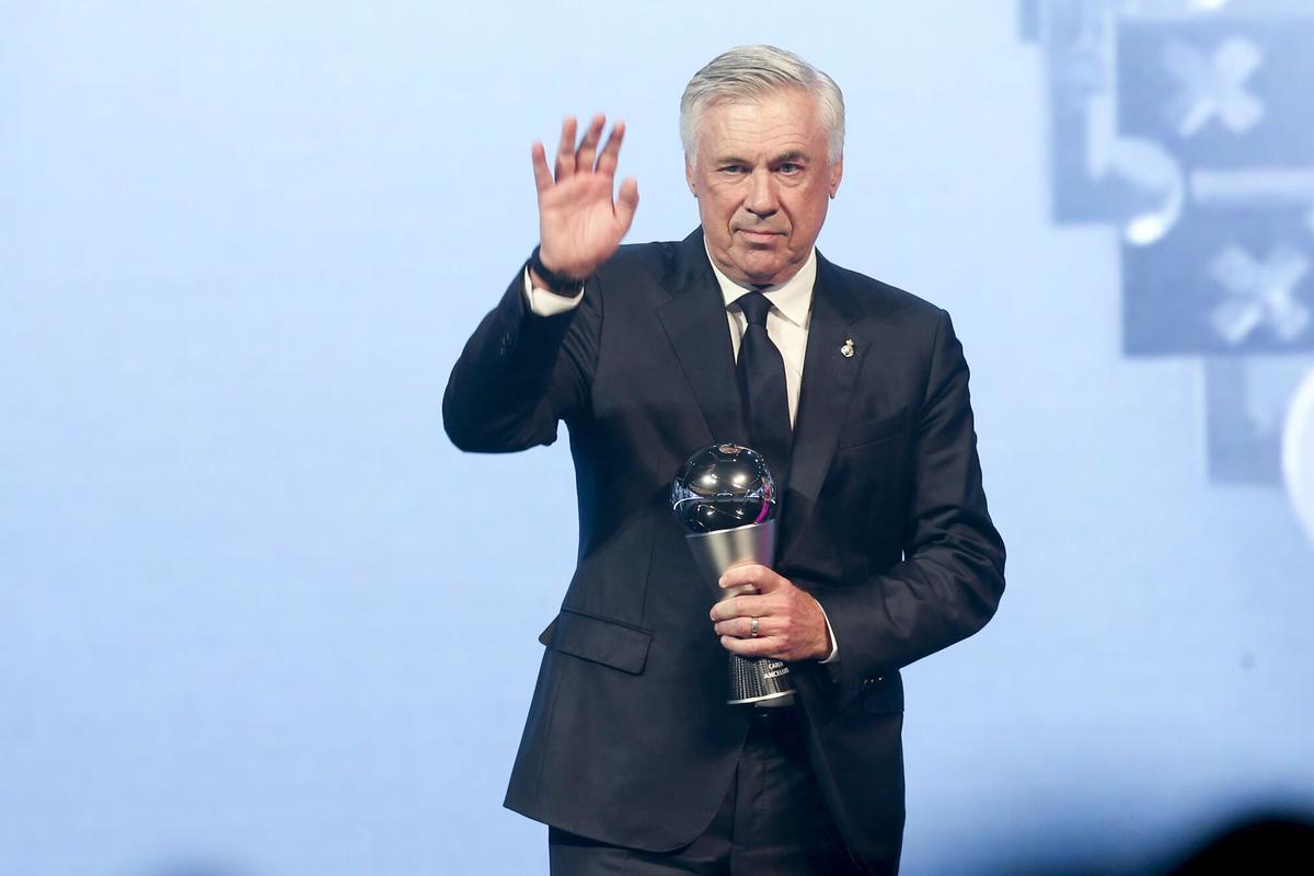 Carlo Ancelotti, con el premio The Best, que le reconoció como el mejor entrenador de la temporada 2023/2024.