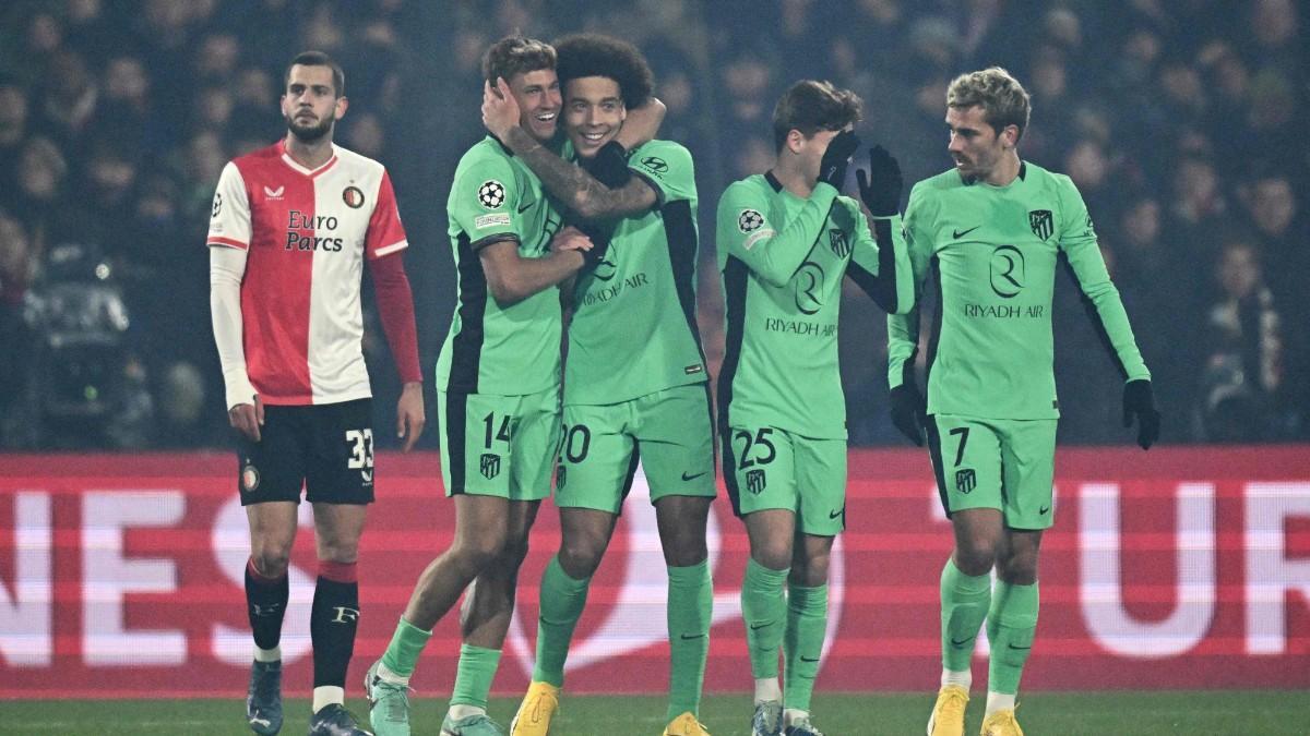 Jugadores del Atlético celebran el gol en propua puerta de Geertruida