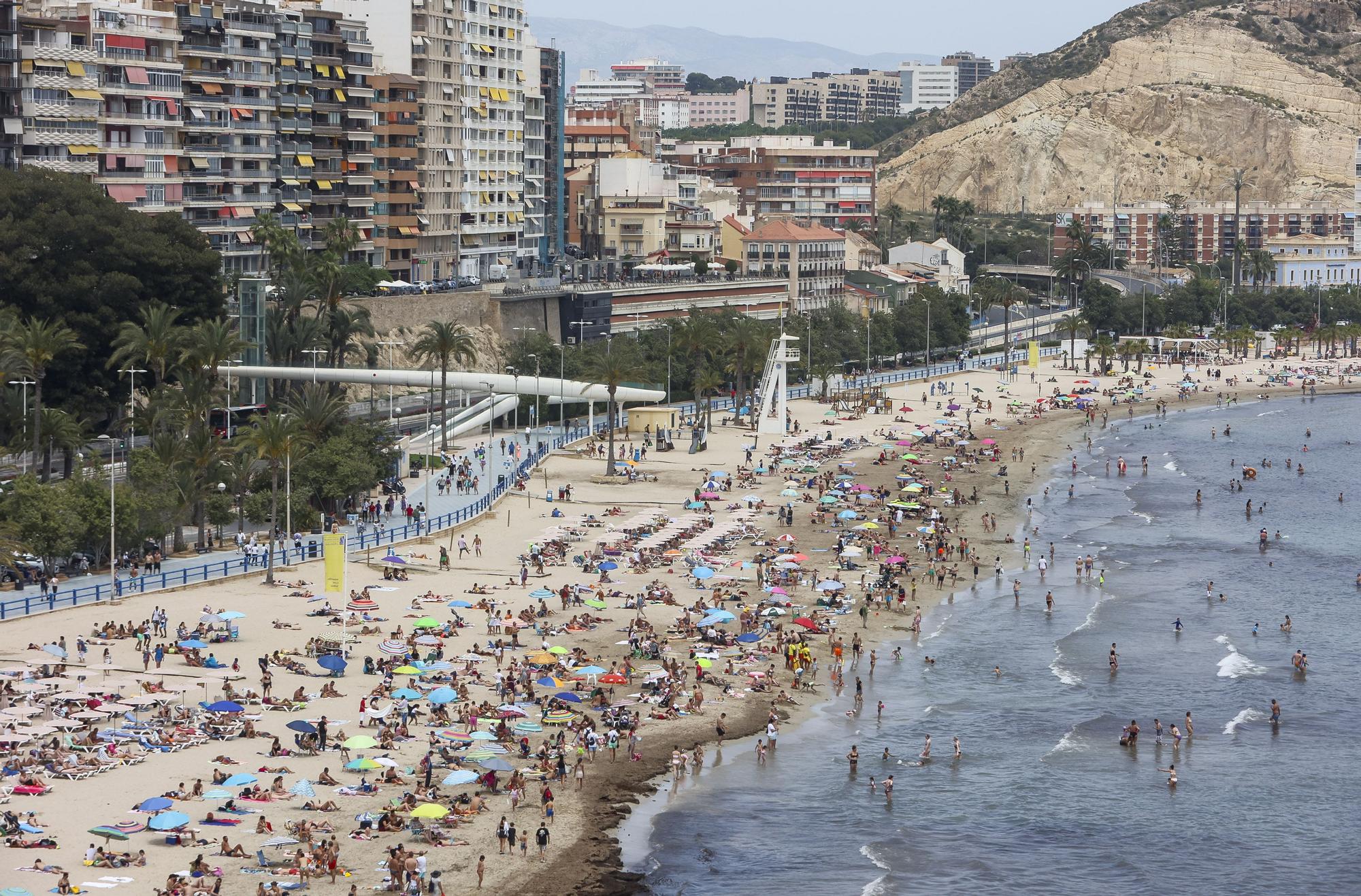 La playa del Postiguet se llena de bañistas