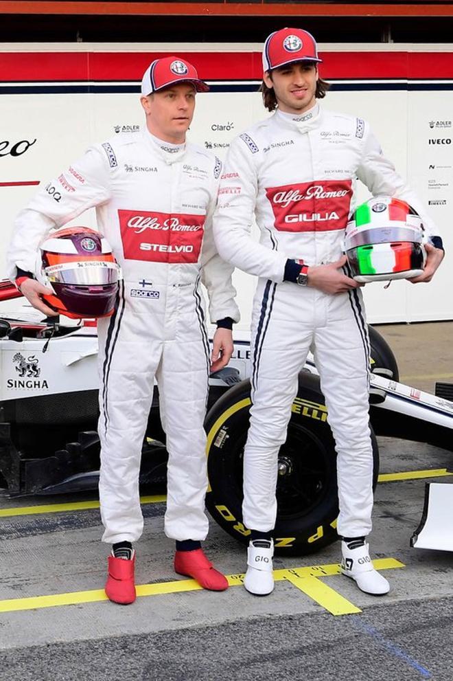 El piloto finlandés, Kimi Raikkonen (L) y el piloto italiano, Antonio Giovinazzi (R), posan después de desvelar el nuevo automóvil de fórmula uno de Alfa Romeo Sauber en el Circuit de Catalunya en Montmeló en las afueras de Barcelona.