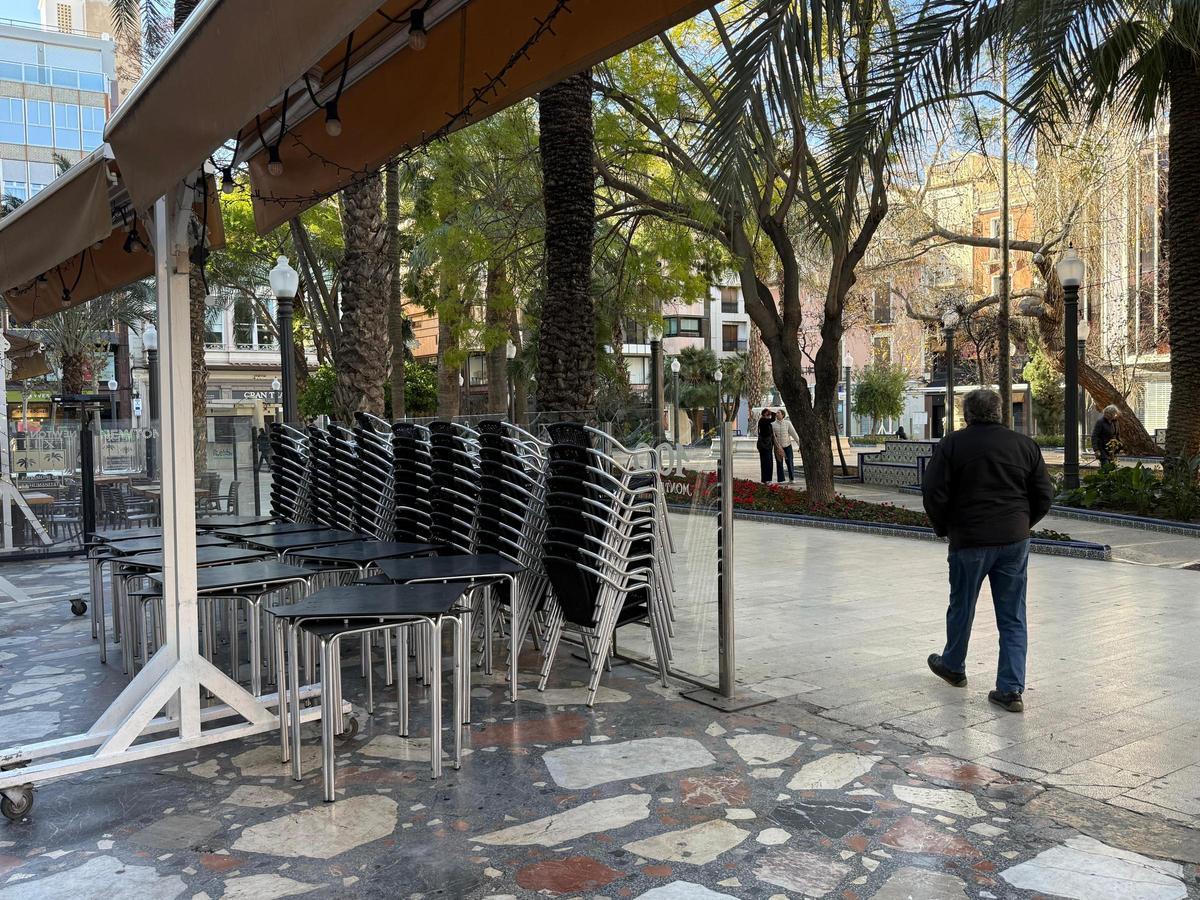 El viento en Elche obliga a recoger las terrazas