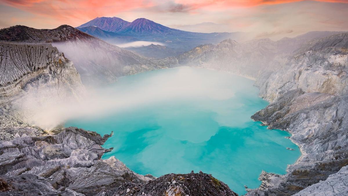 Kwah Ijen, el único volcán del mundo que desprende lava azul