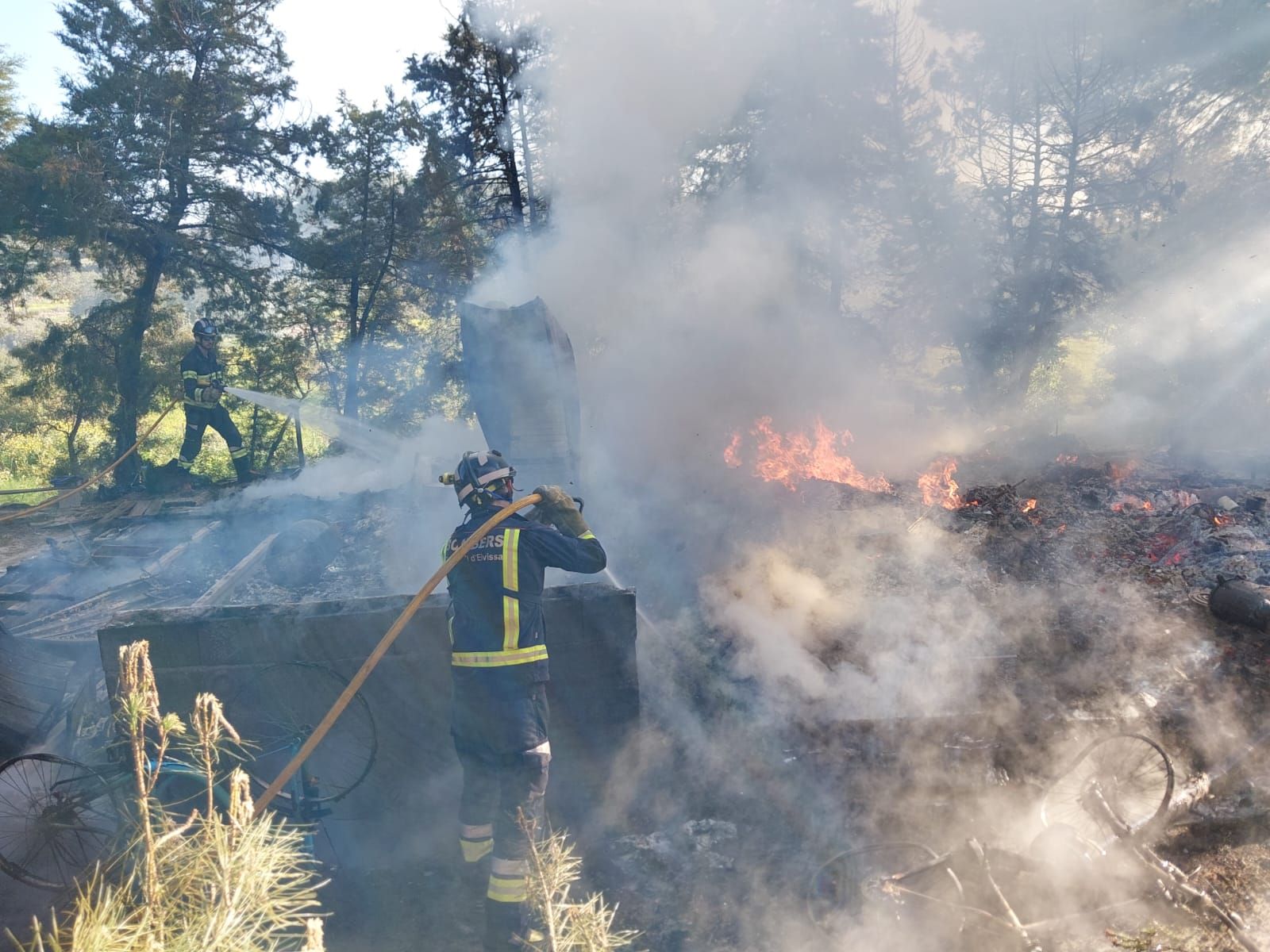 Galería de imágenes del incendio de una caseta en Ibiza