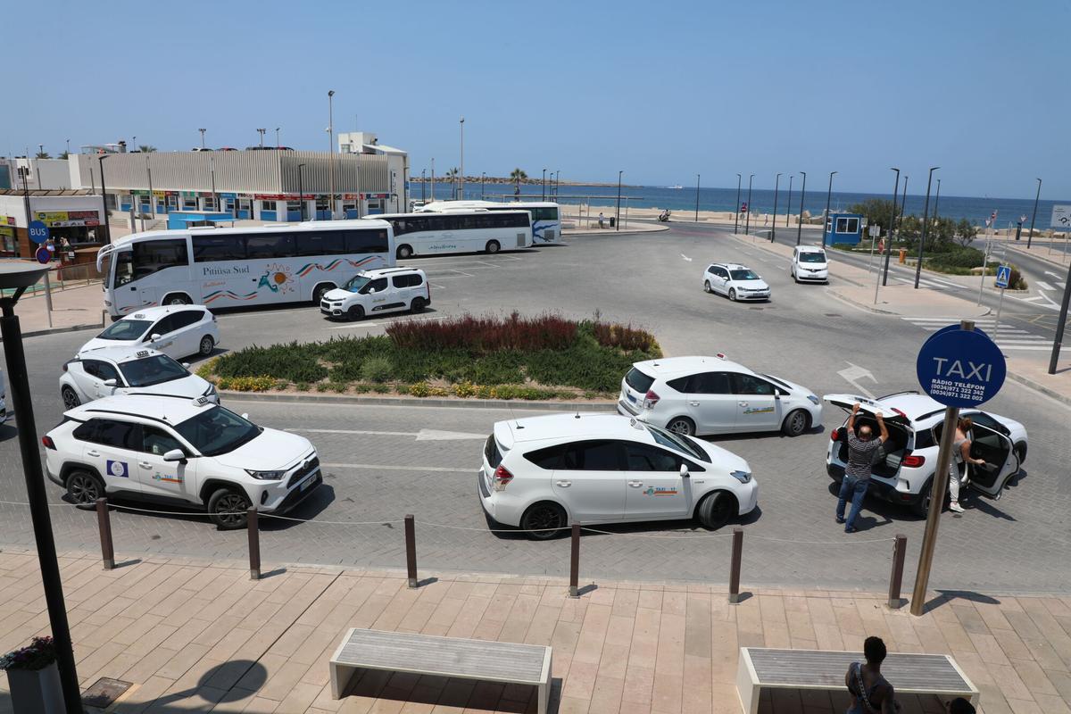 Parada de taxis en el puerto de la Savina, en Formentera