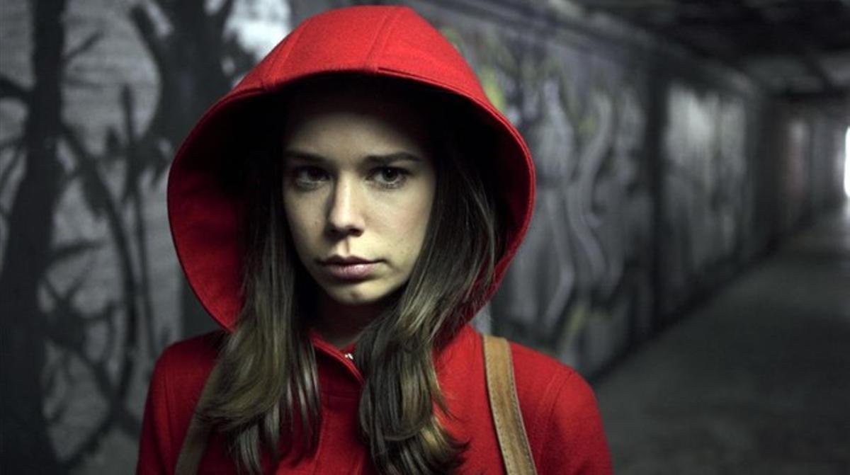 Laia Costa, com a Caputxeta, a la sèrie ’Cuéntame un cuento’. Laia Costa, com a Caputxeta, a la sèrie ’Cuéntame un cuento’.