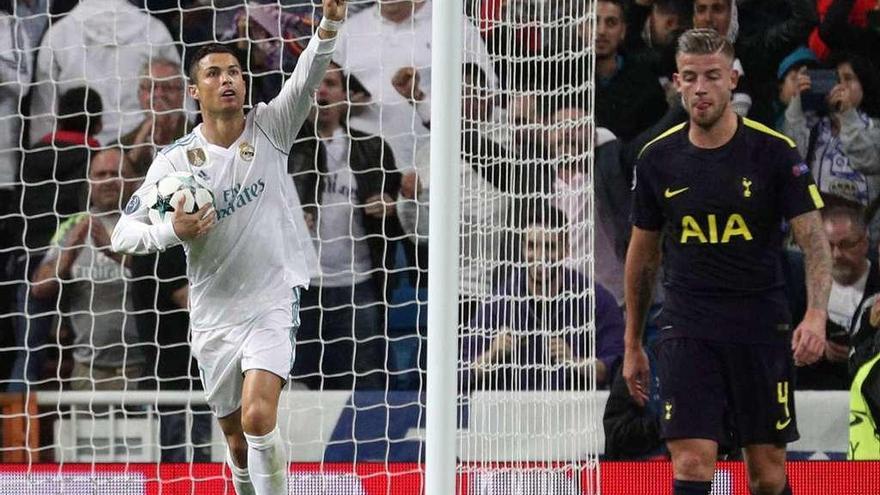 Cristiano Ronaldo recoge el balón de dentro de la portería inglesa tras marcar el 1-1.