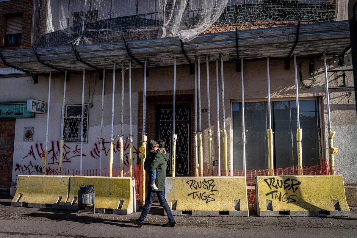 La entrada del edificio que quieren derrumbar en la avenida Lluís Companys