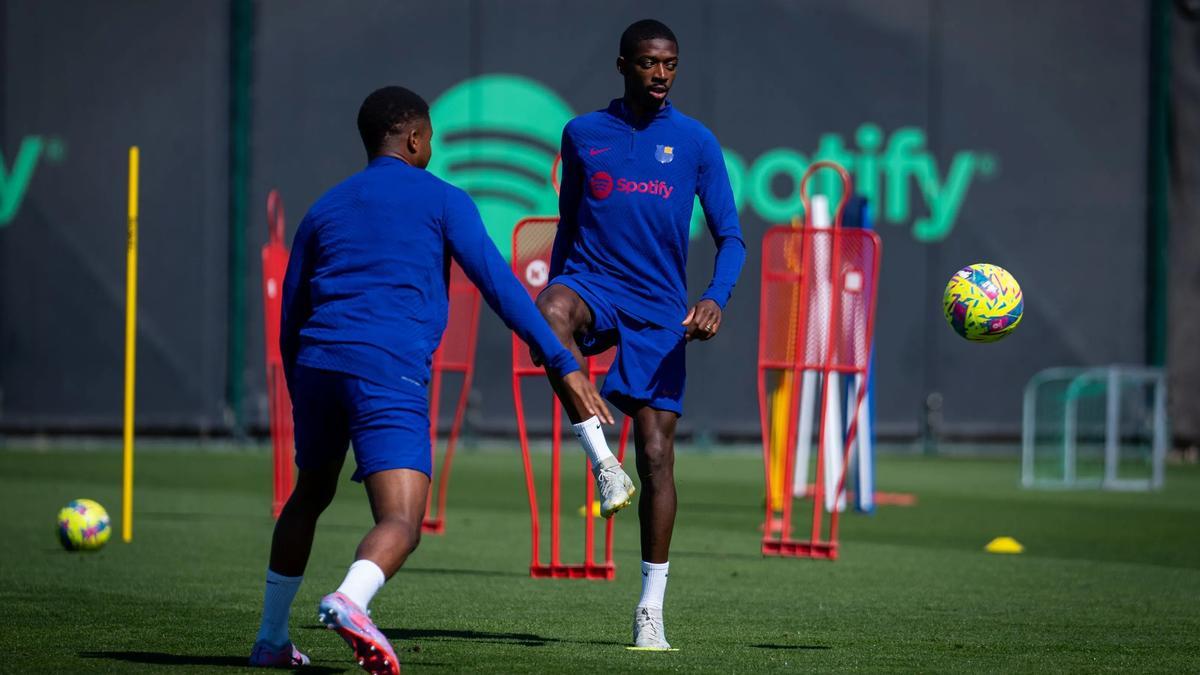 Dembélé, en el entrenamiento del Barça junto a Ansu en la ciudad deportiva de Sant Joan Despí.