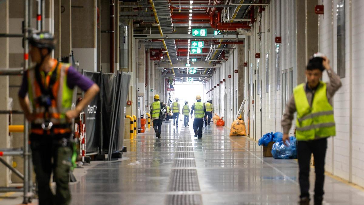 Trabajadores de una gigafactoría.